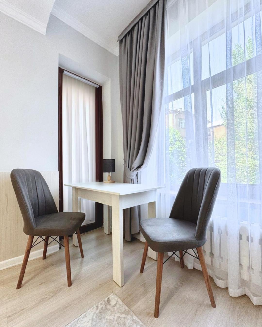 Compass Hostel Biškek Exteriér fotografie