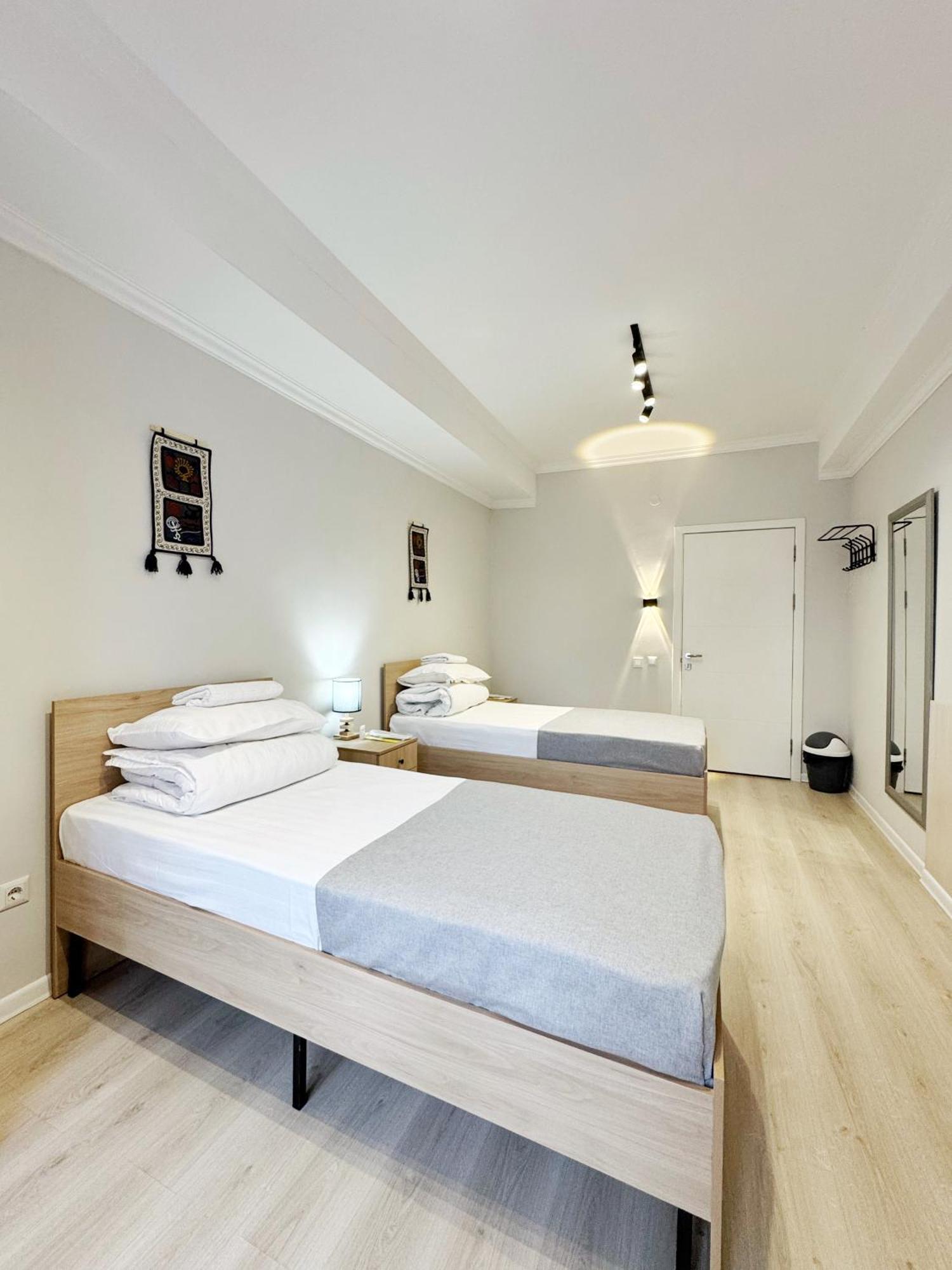 Compass Hostel Biškek Exteriér fotografie